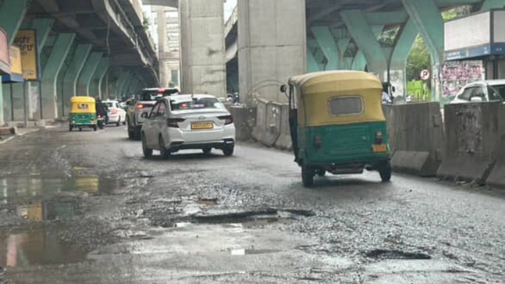 https://www.salarnews.in/public/uploads/images/newsimages/maannewsimage20092025_230731_Bangalore potholes.png